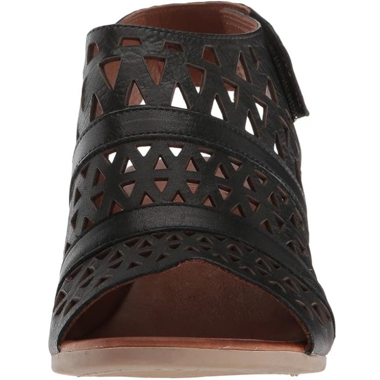 SPRING STEP Dorotha Black